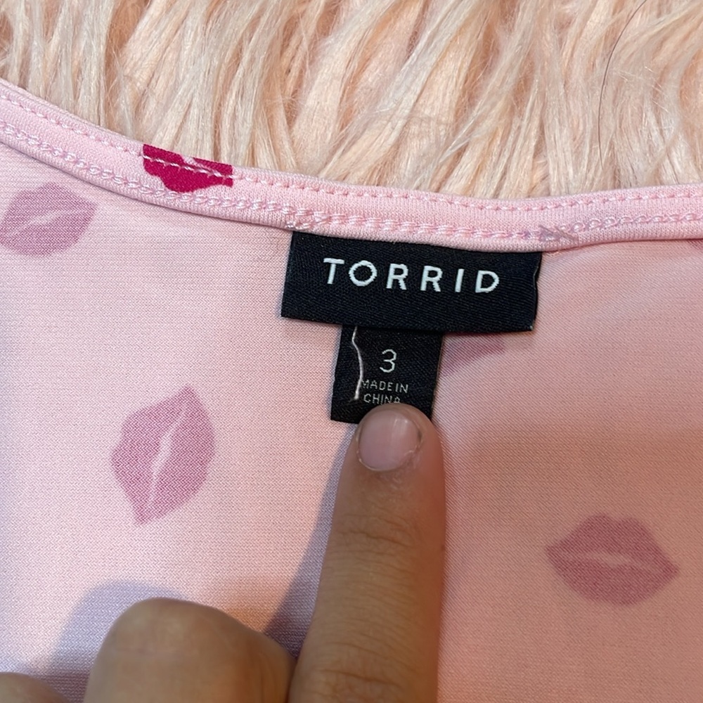 Torrid Studio Knit Chiffon Puff Sleeve Surplice Kiss Lip Print‎ Top Size 3 - Picture 4 of 7